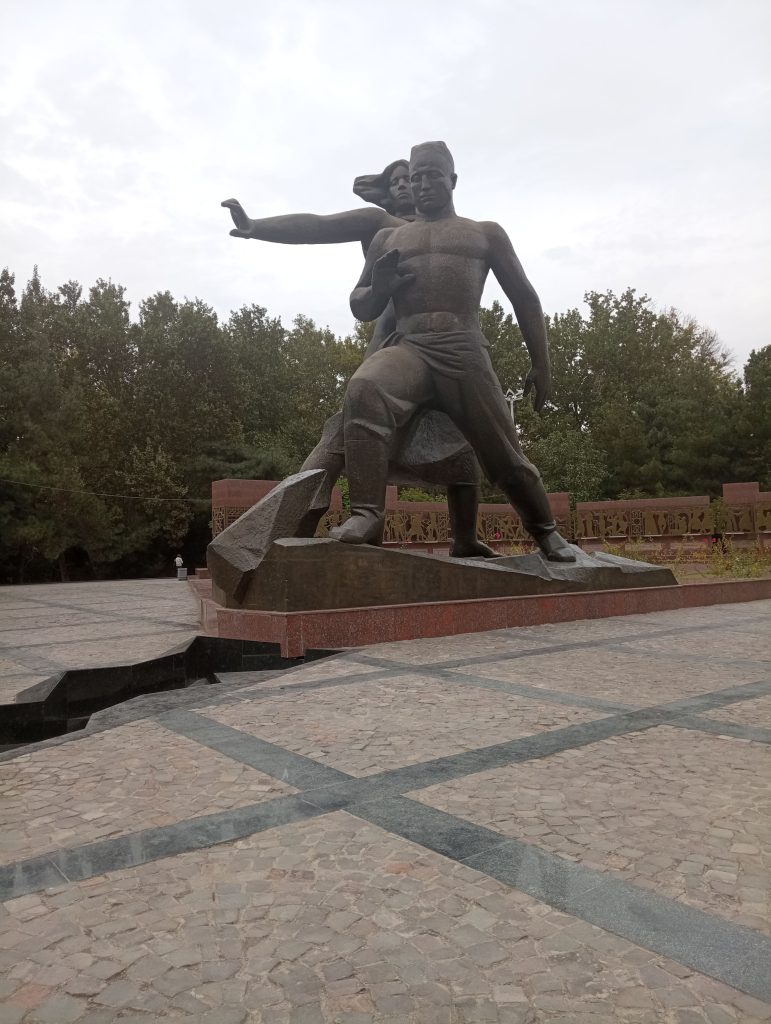 Grupul statuar din bronz de la Monumentul Curajului din Tashkent