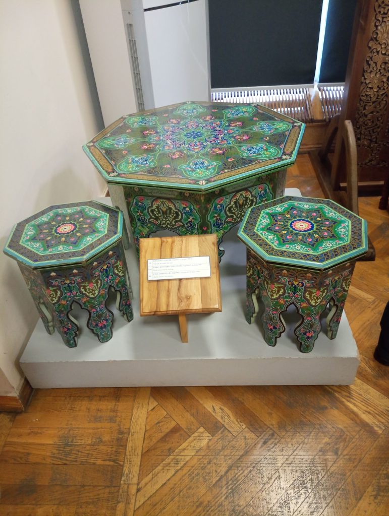 Set de mobilier pictat, Muzeul de Arte Aplicate din Tashkent