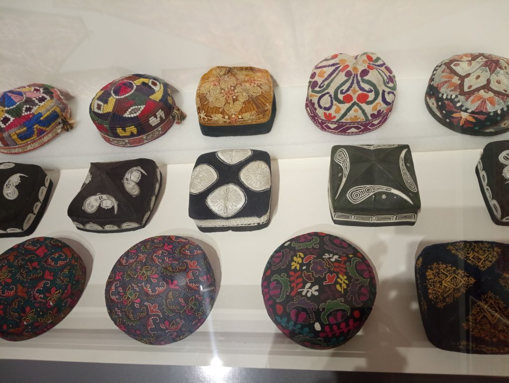Diverse tipuri de acoperamant barbatesc pentru cap, Muzeul de Arte Aplicate din Tashkent
