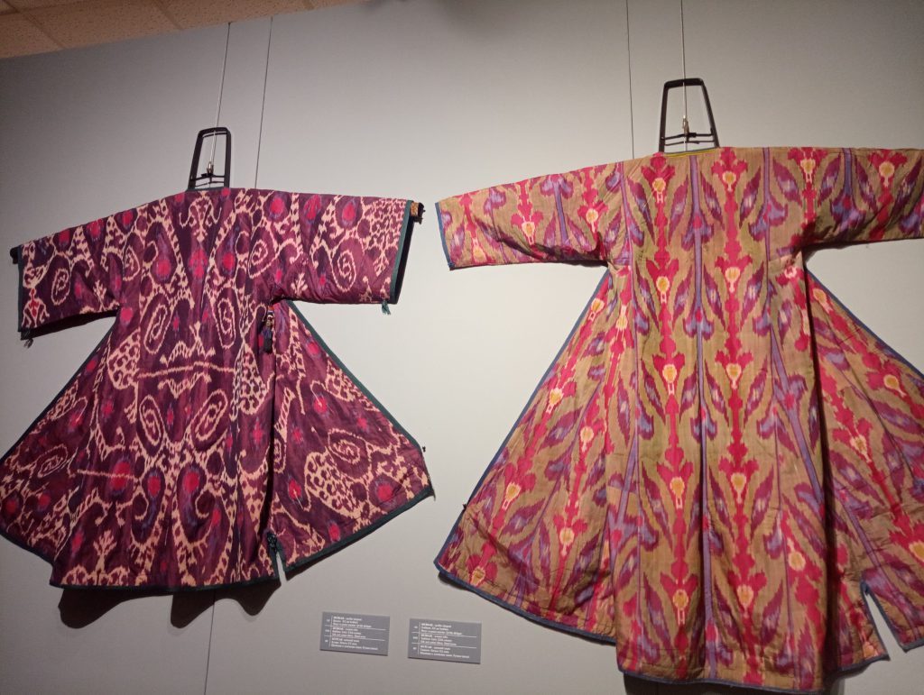 Vesminte traditionale la Muzeul de Arte Aplicate din Tashkent, Uzbekistan