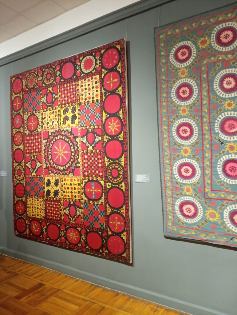 Suzani din Muzeul de Arte Aplicate din Tashkent, Uzbekistan