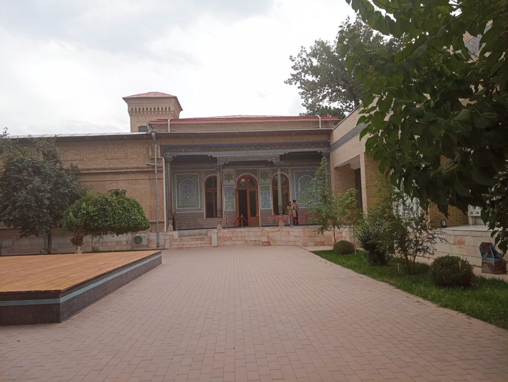 Curtea Muzeului de Arte Aplicate din Tashkent