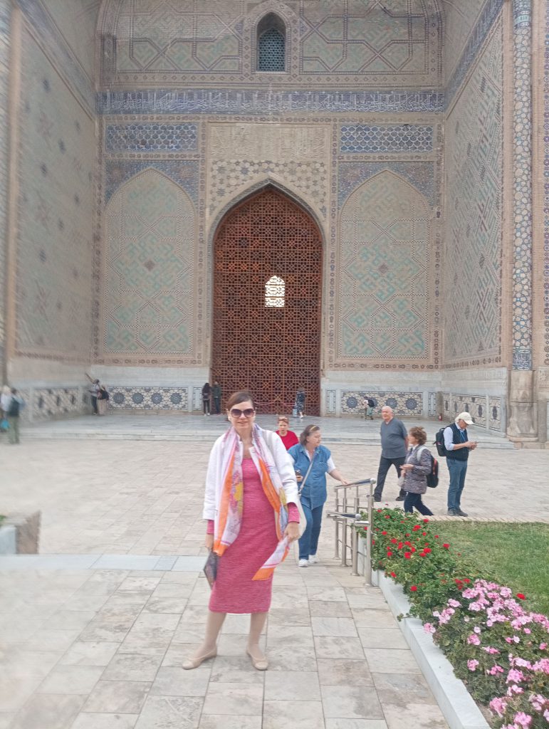 In curtea Moscheii Bibi-Khanum, Samarkand