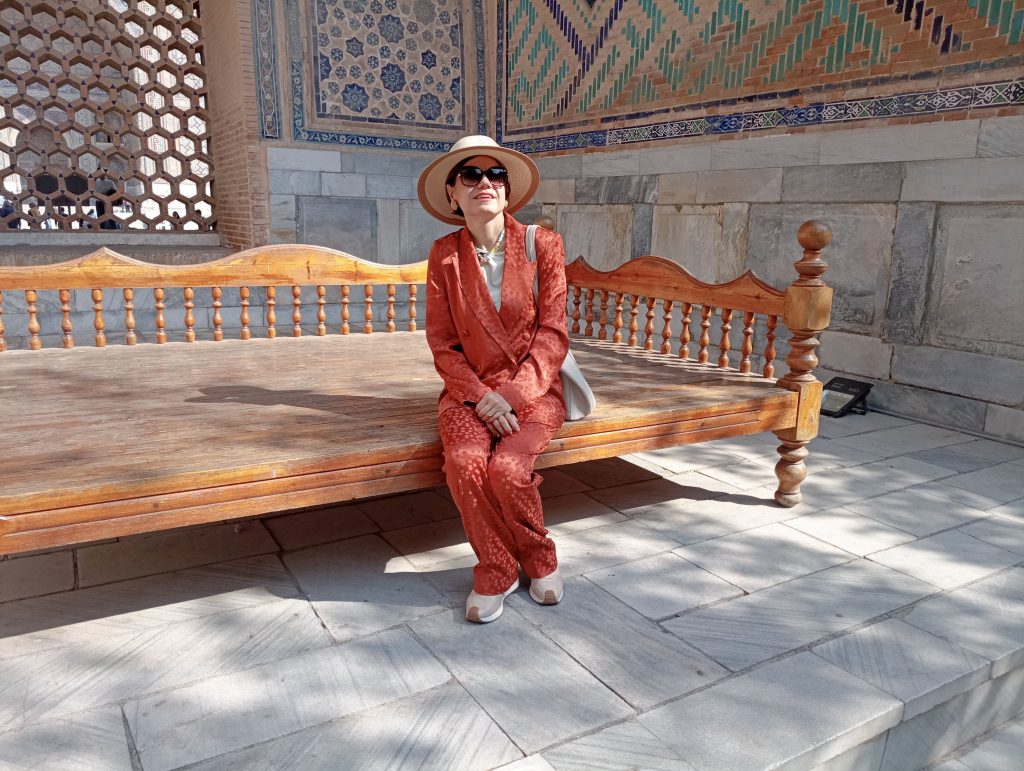 In curtea uneia dintre cele trei medrase din Piata registan, Samarkand