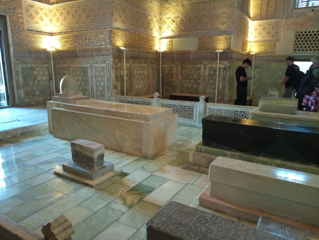 Mormintele din interiorul Mausoleului Gur-Emir, Samarkand