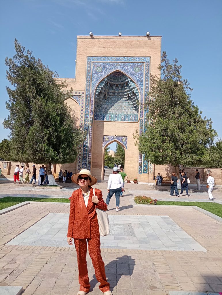 In curtea Mausoleului Gur-Emir, Samarkand