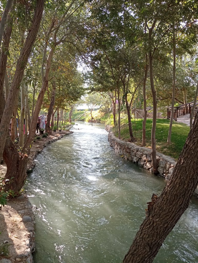 Prin curtea fabricii de hartie Meros din satul Konigil