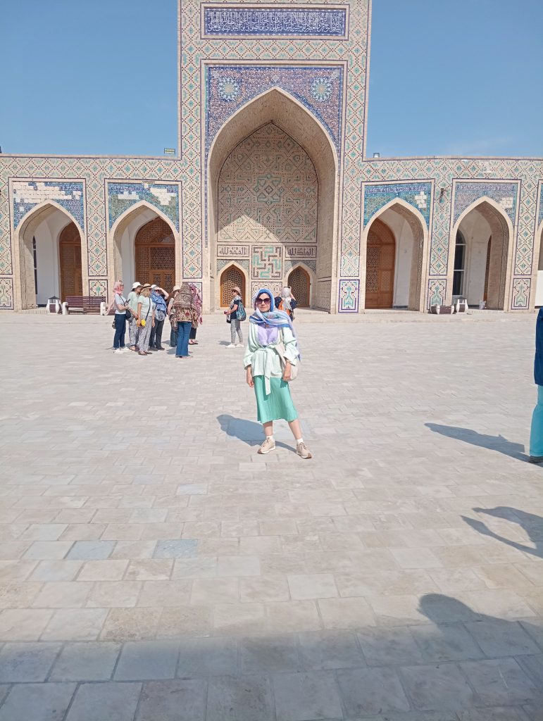In curtea Moscheii Kalyan, Bukhara