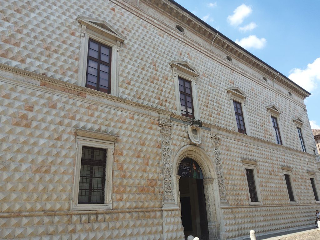 Fatada Palatului Diamanti, Ferrara