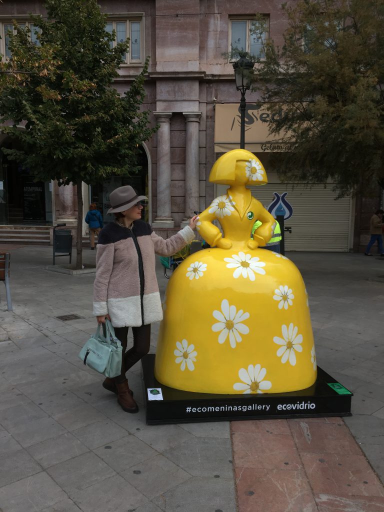 Sculptura din sticla reciclata, inspirata de personajele din "Las meninas", de Velazquez