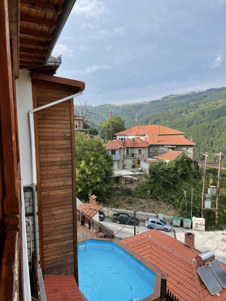 Jacuzzi pe terasa hotelului Archontiko Metsovo