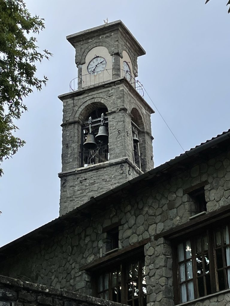Turnul bisericii din Metsovo