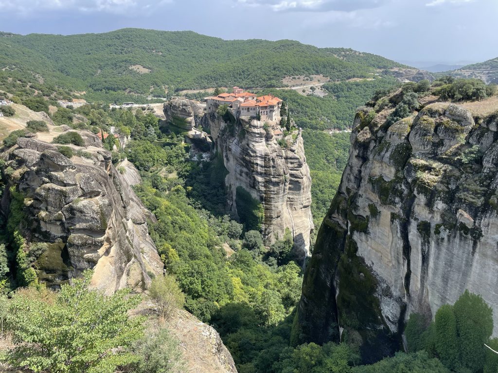 Stancile spectaculoase pe care au fost ridicate Manastirile de la Meteora