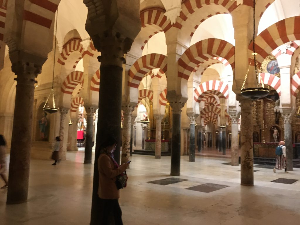 "Padurea" de arcade din interiorul Mezquitei din Cordoba