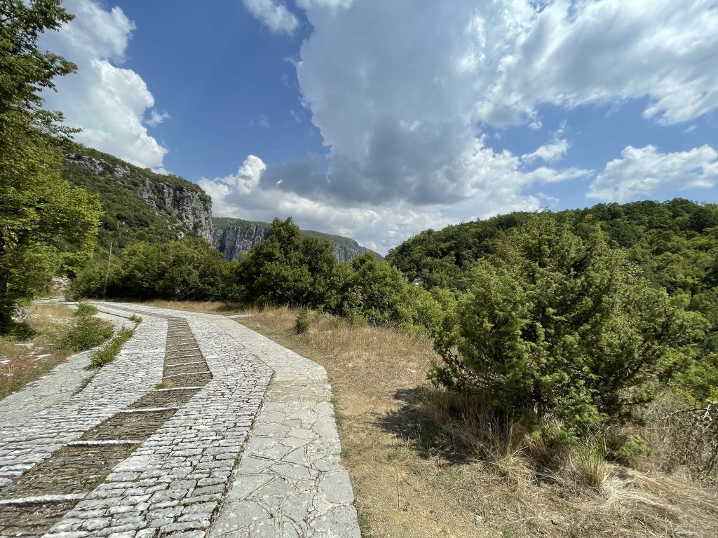 Drumul pe jos catre Agia Paraskevi, Monodendri