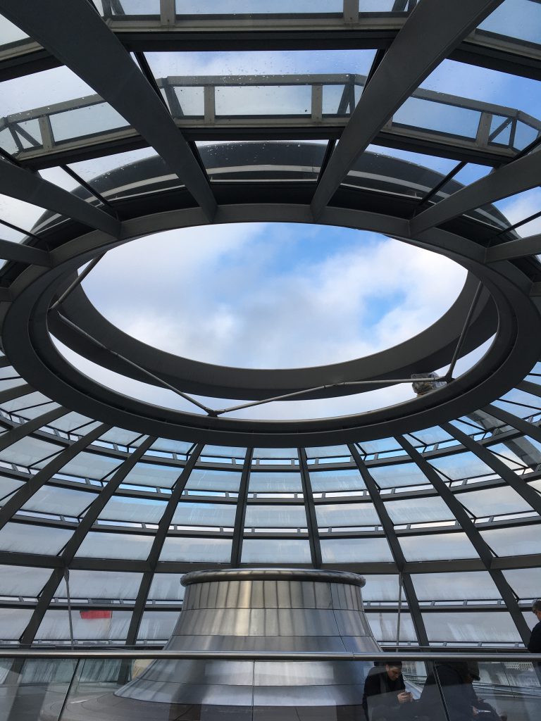 Cupola Parlamentului german vazuta din interior