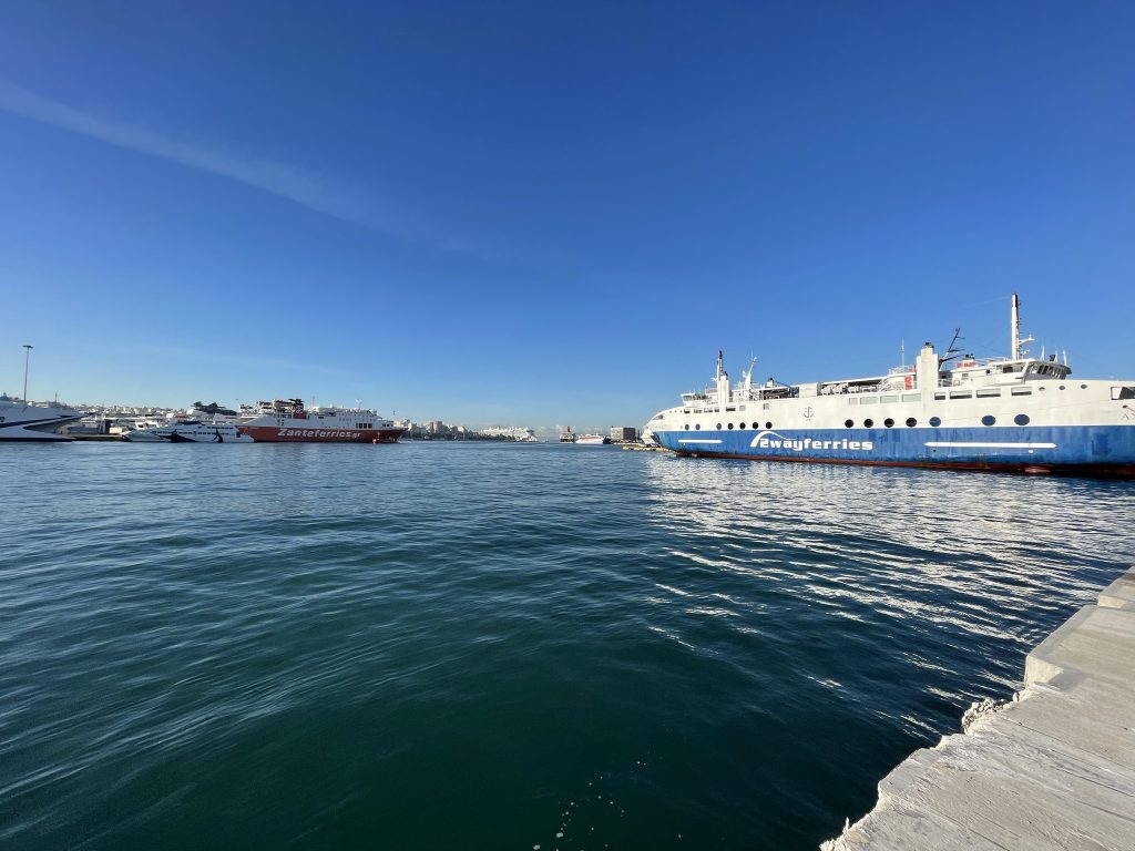 Atmosfera linistita in portul Pireu, intr-o dimineata superba de decembrie