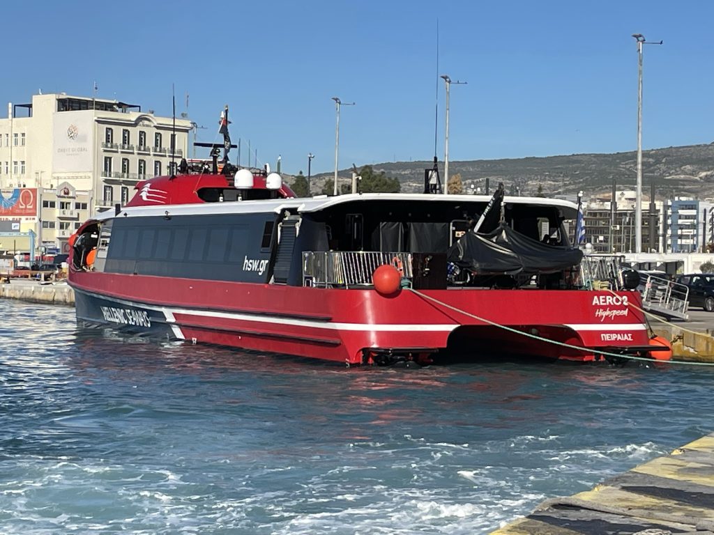Catamaran Aero Highspeed, ancorat in portul Pireu