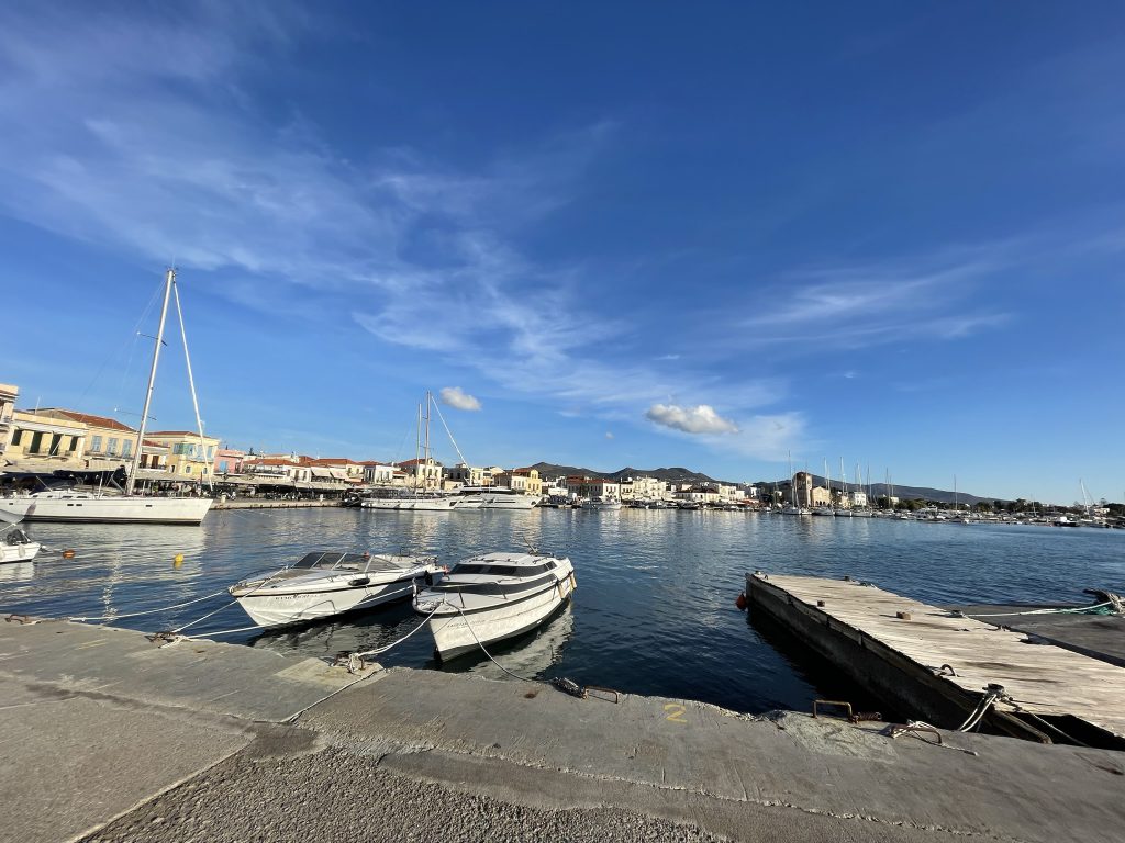 Barci ancorate in Portul din Eghina