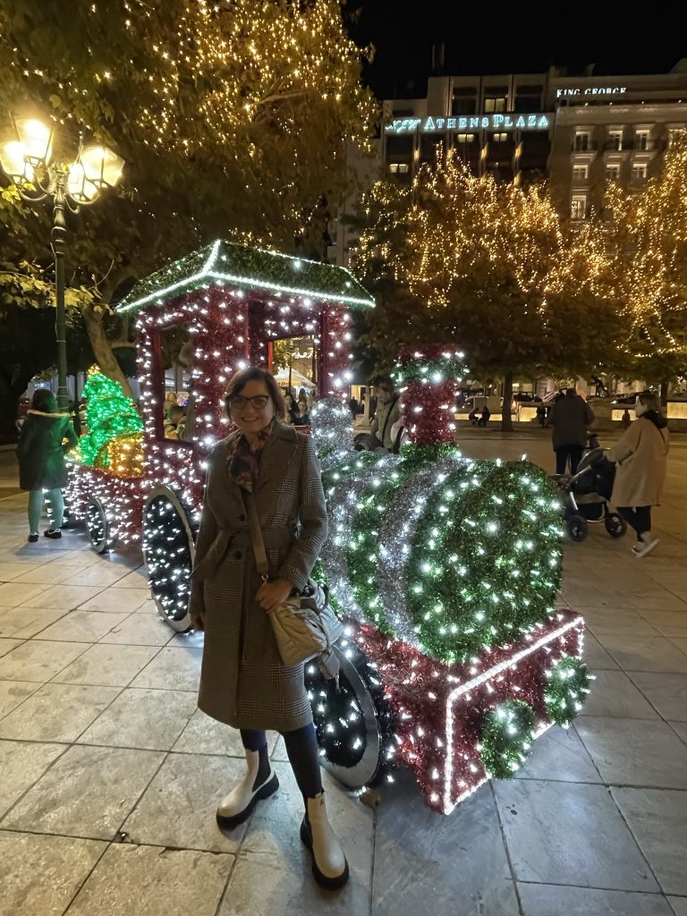 Trenulet impodobit cu luminite in Piata Syntagma