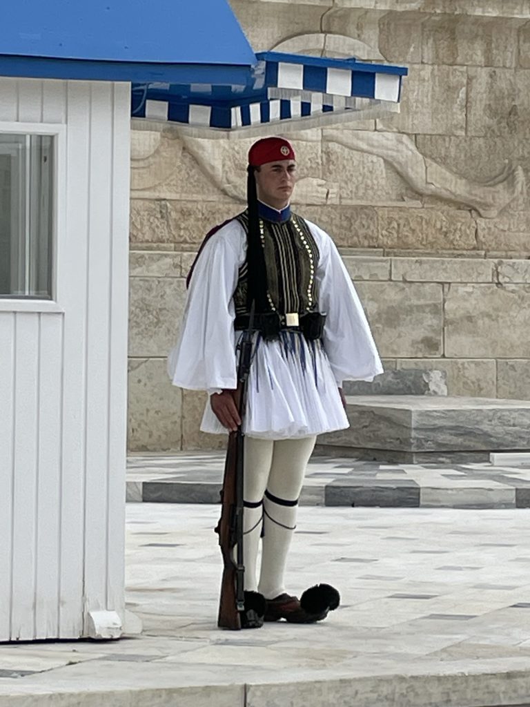 Soldat evzon pazind cladirea Parlamentului din Atena