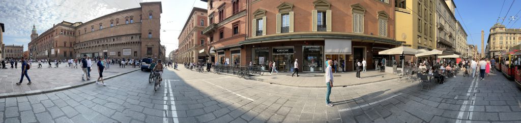 Imagine panoramica din centrul istoric al Bolognei