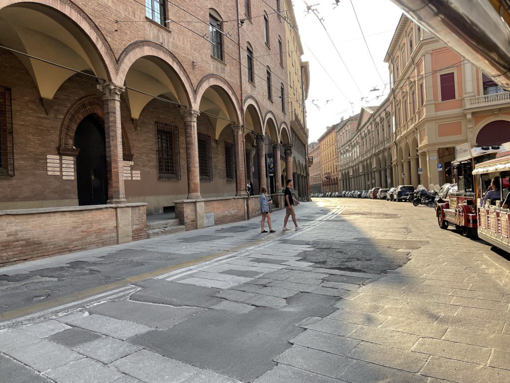 Cu trenuletul turistic in plimbare pe strazile din centrul Bolognei