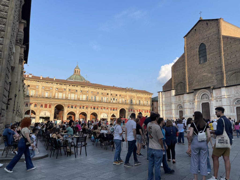 Multime de oameni adunati in Piazza Maggiore, Bologna