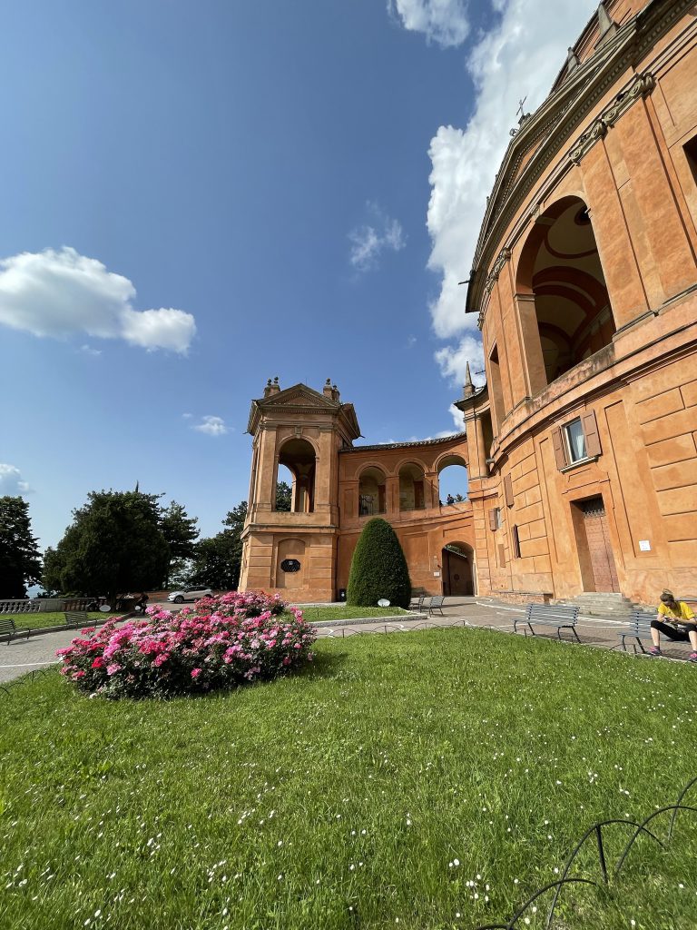 Curtea cu trandafiri a Sanctuarului Madonnei di San Lucca, Bologna