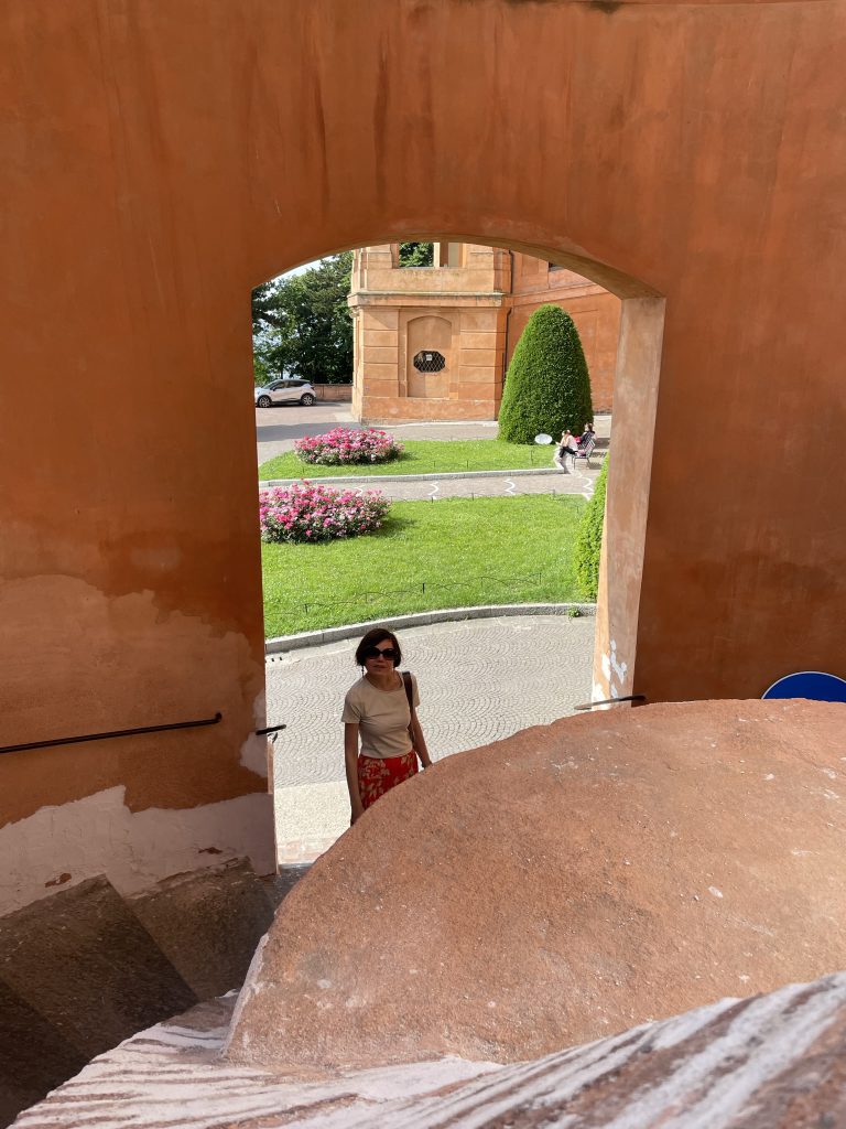 La baza scarilor care duc care intrarea in Sanctuarul Madonnei di San Lucca, Bologna
