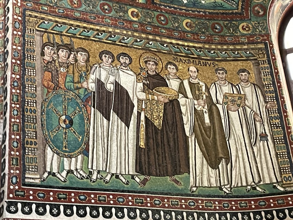 Mozaicul reprezentandu-l pe Imparatul Iustianian in mijlocul curtenilor, Bazilica San Vitale, Ravenna