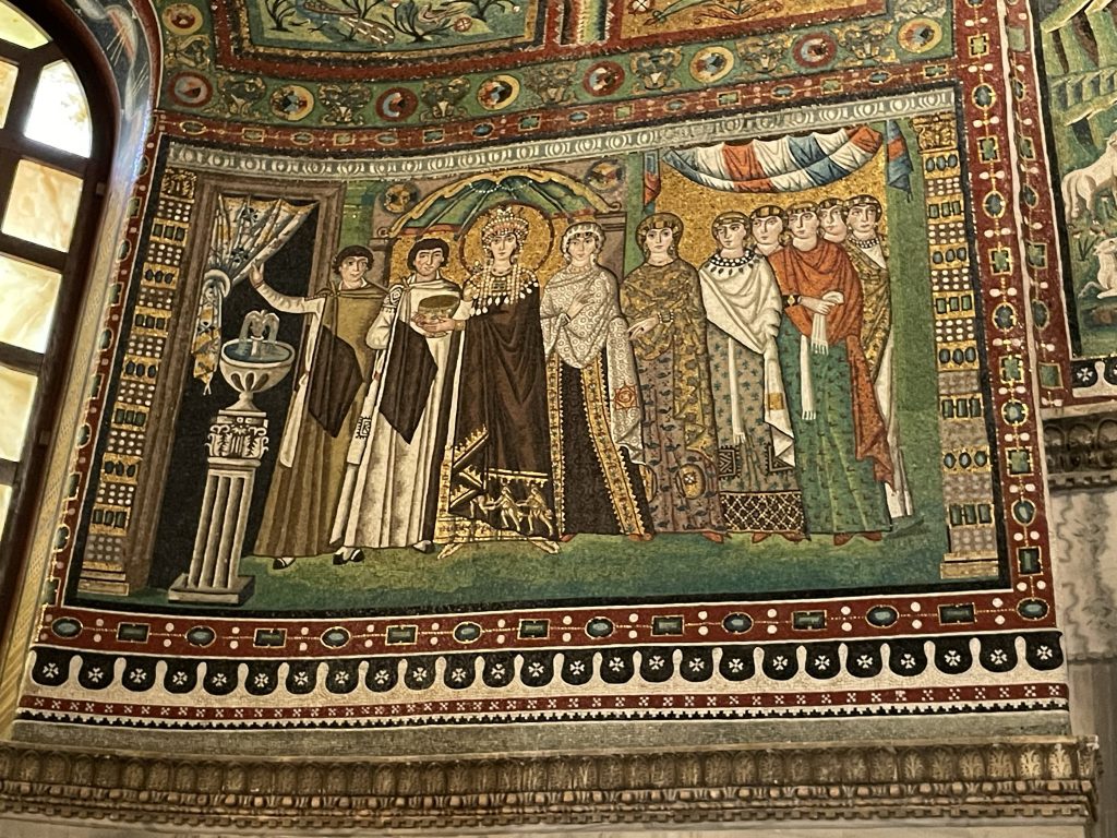 Mozaicul reprezentand-o pe Imparateasa Teodora si doamnele din suita sa, Bazilica San Vitale, Ravenna