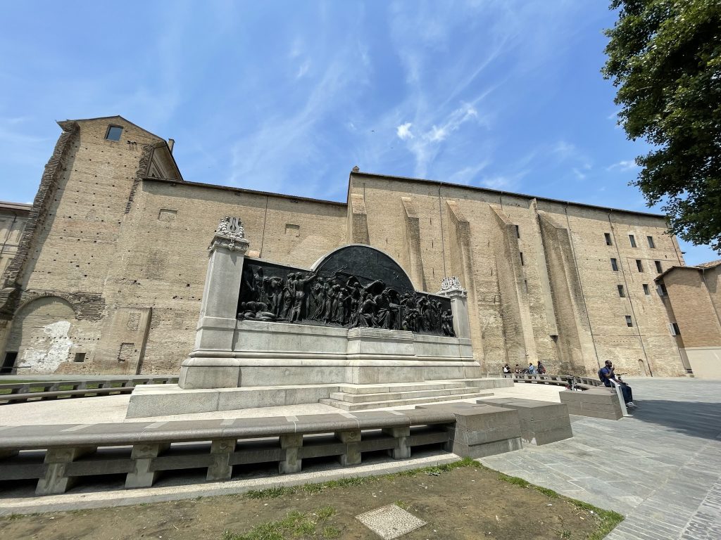 Monumentul dedicat compozitorului Giuseppe Verdi din fata Palazzo della Pilotta, Parma