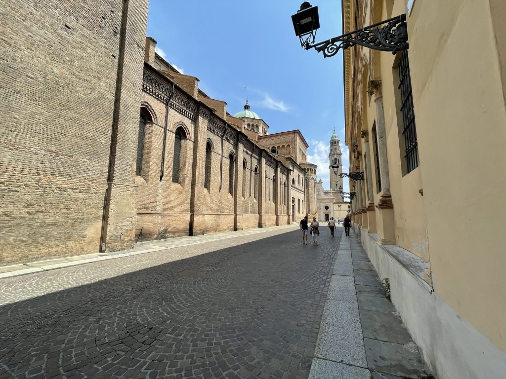 Plimbare pe strazile din centrul istoric al orasului Parma
