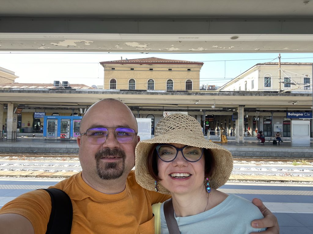 Asteptand trenul in gara Bologna Centrale