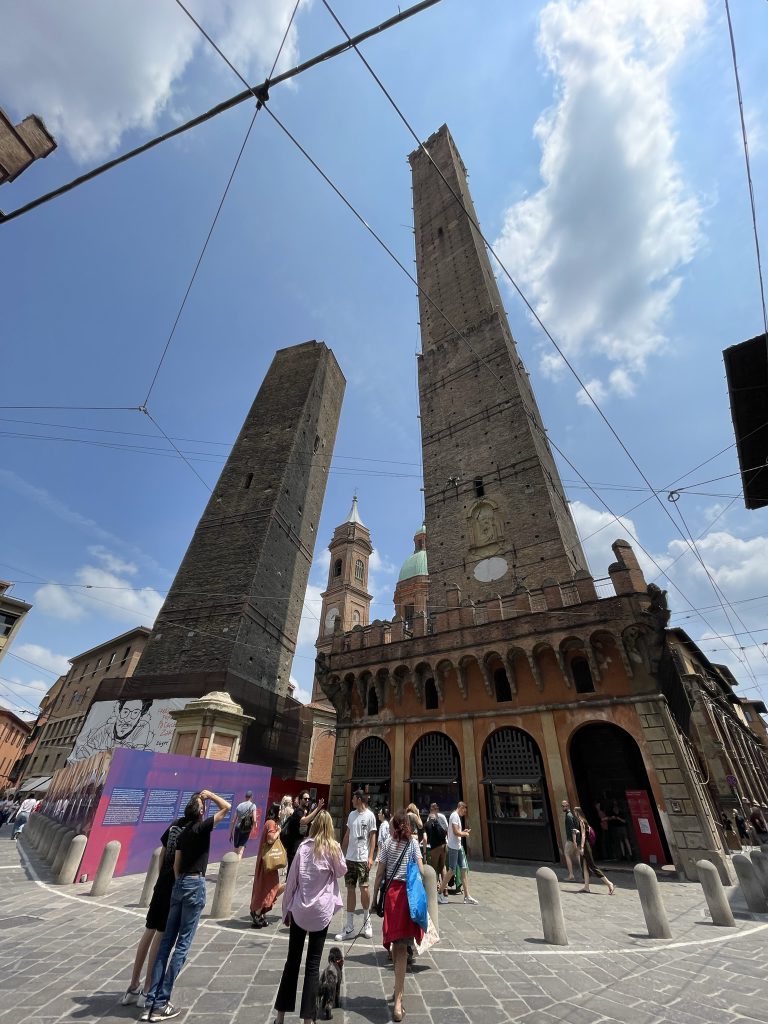 Faimoasele turnuri inclinate din Bologna