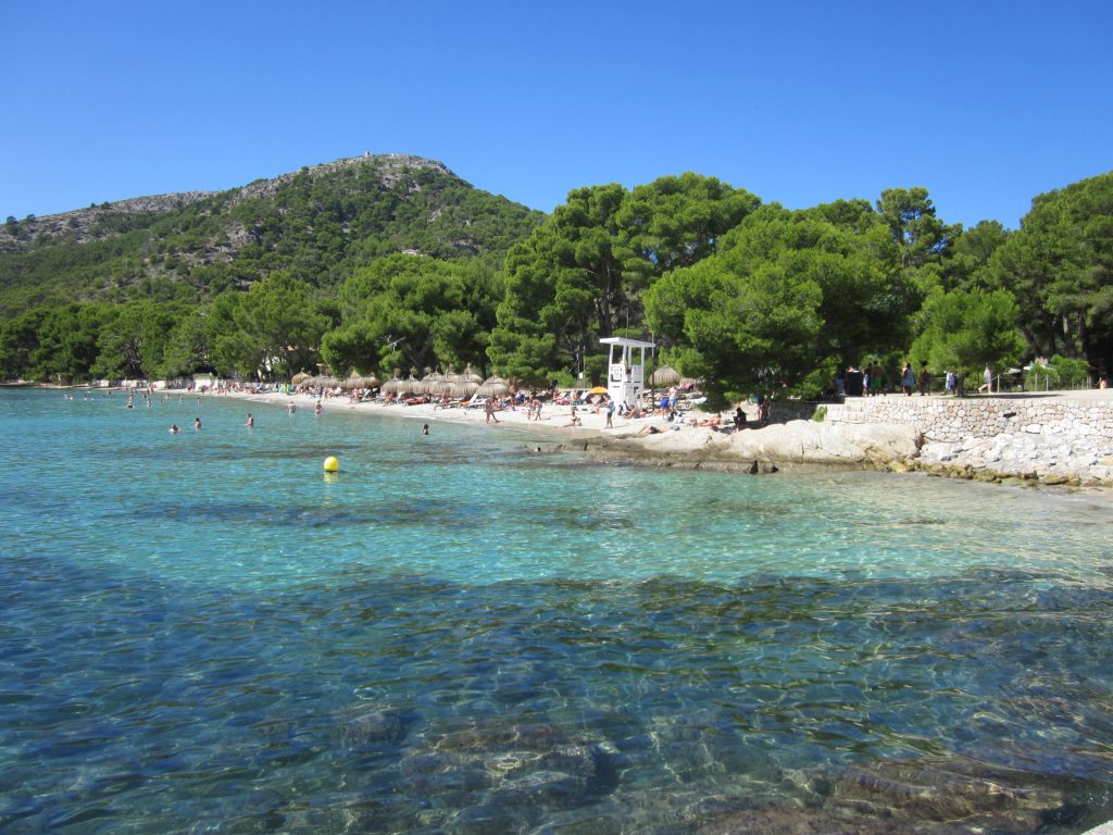 Ne apropiem de Playa Formentor
