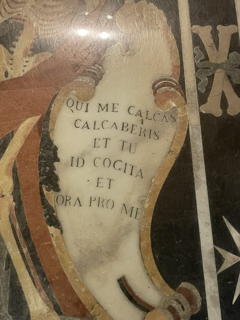 Inscriptia care te intampina la intrarea in Catedrala St. John