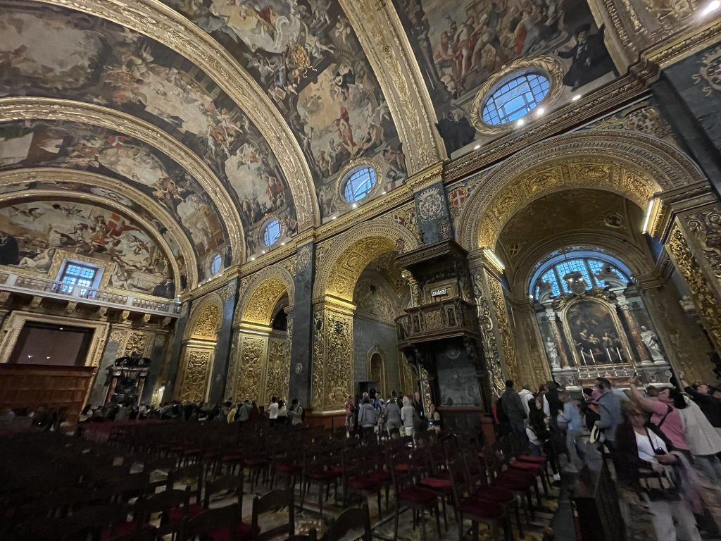 Interiorul opulent al Catedralei St. John