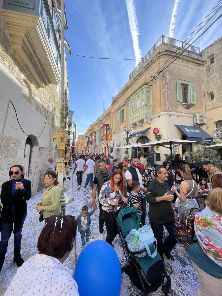 Ploaie de confetti pe strazile din Rabat