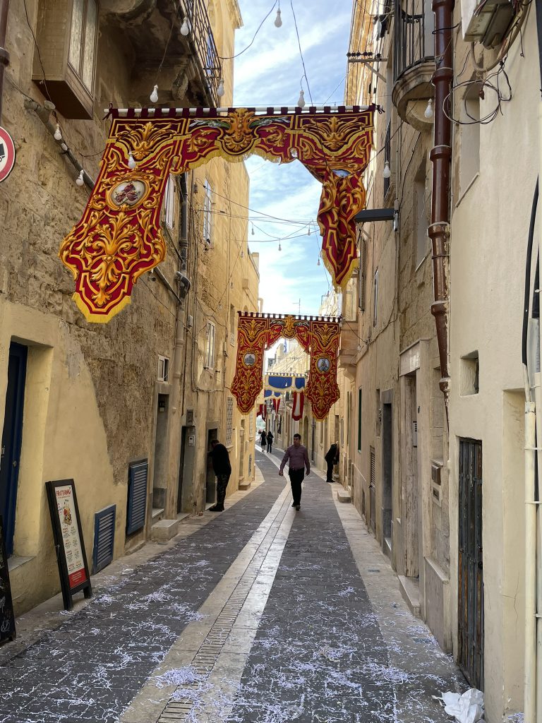 Strazi impodobite pentru festa, Rabat