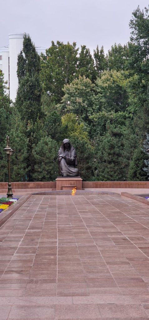 Statuia femeii indurerate care isi plange fiii cazuti pe front, Tashkent