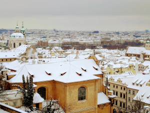 Imagine de iarna din Praga, cu acoperisurile caselor inzapezite