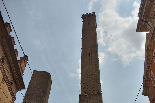 Turnurile inclinate, simbol al Bolognei