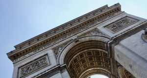 Vacante la Paris – ce sa vizitati, de la splendoarea Luvrului la boema din Montmartre Arcul de Triumf, Paris